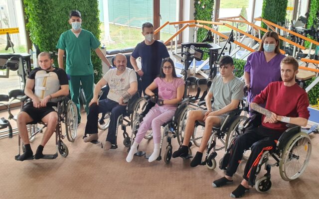  O tânără paraplegică în urma unui accident rutier face primii pași la Spitalul Sfântul Sava
