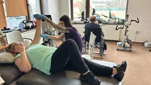 Putea să facă doar 10 pași, fără ajutorul unei cârje. Ce a pățit o pacientă după AVC