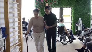 Nu mai putea nici să clipească. Ce a făcut o pacientă după AVC, pentru recuperare medicală
