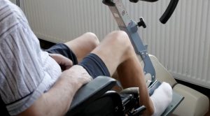 ‘Să nu te lași doborât, chiar dacă te clatini’ – lupta unui bărbat pentru a merge din nou, după un accident rutier devastator
