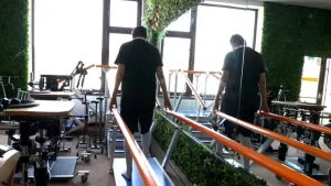 Din nou în picioare: povestea unui tânăr care a învins paralizia, la Spitalul de Recuperare Medicală ”Sfântul Sava cel Sfințit”