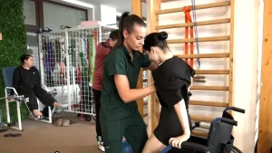 Spitalul din România unde tineri complet paralizați învață să meargă din nou