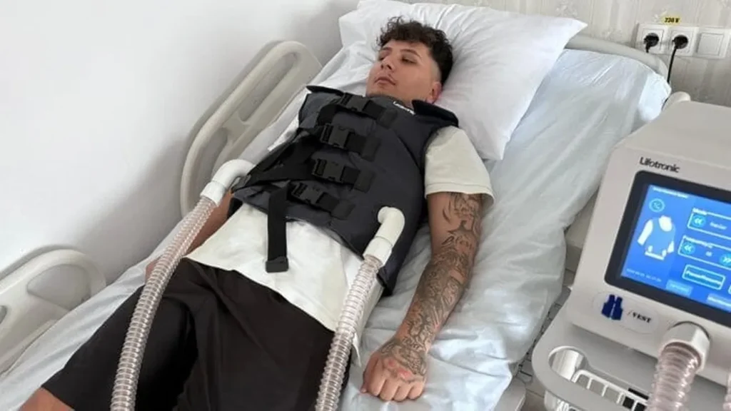 PREMIERĂ MEDICALĂ ÎN ROMÂNIA: Tehnologie inovatoare cu veste cu oscilație de înaltă frecvență pentru pacienții cu afecțiuni pulmonare severe 1 https www.g4media.ro wp content uploads 2026 08 WhatsApp Image 2026 08 27 at 10.52.03